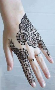 4. Checkers and flowers back hand henna