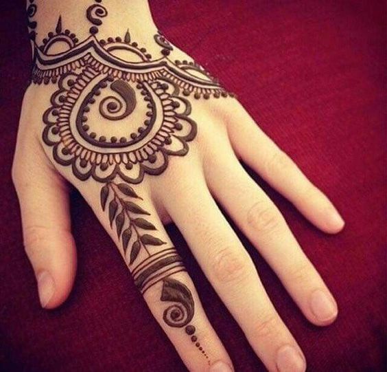 6. Filled paisley back hand henna