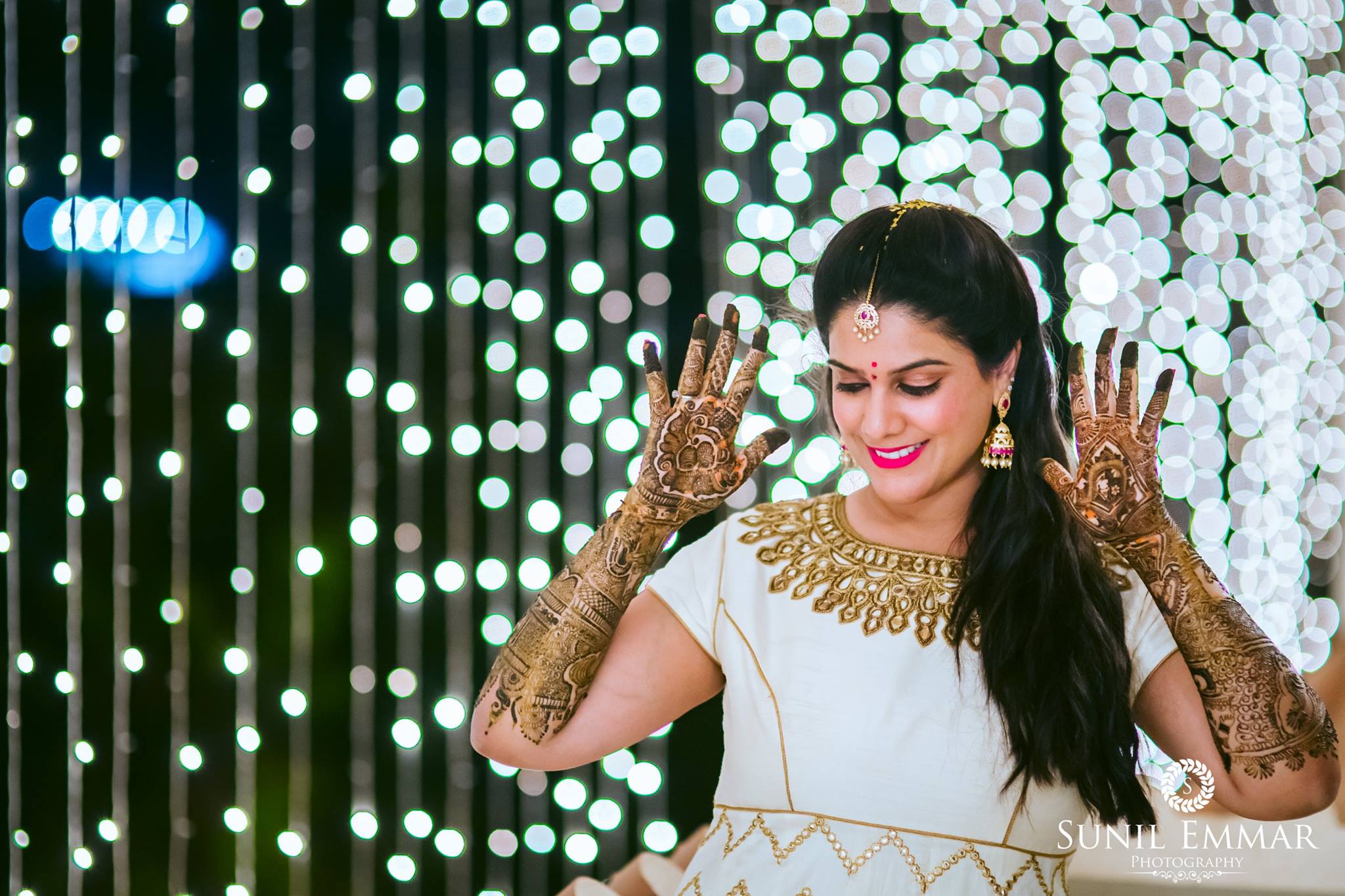 37.Mehndi Pose