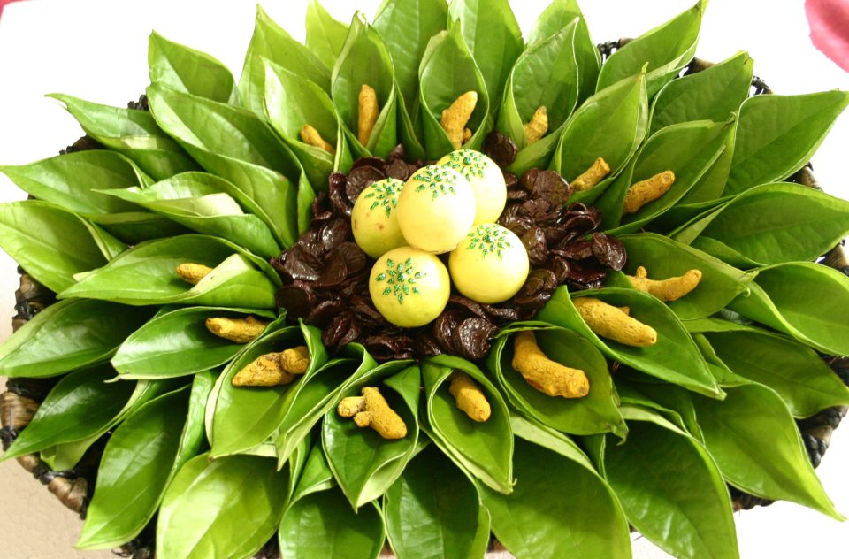 15.Glittering lemon with betel leaves plate decoration