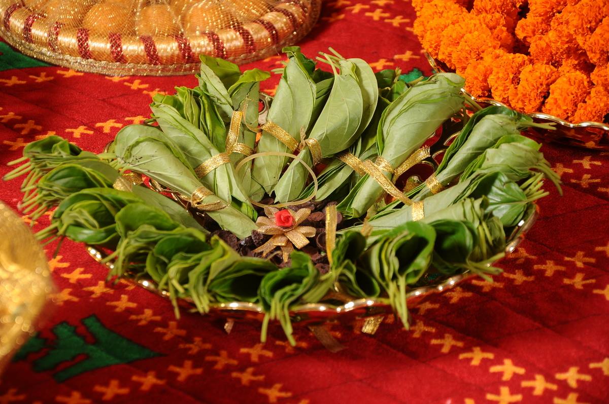 23.Golden lace with betel leaves plate decoration