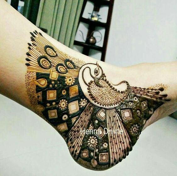 2.Pretty Peacock Leg Mehndi Design 