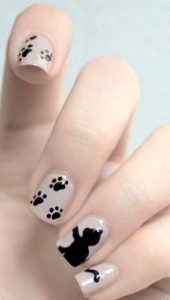 39.Cat paw in black and white nail art