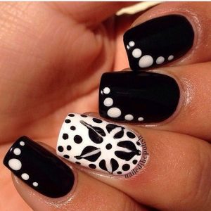 43.Flower black and white nail art