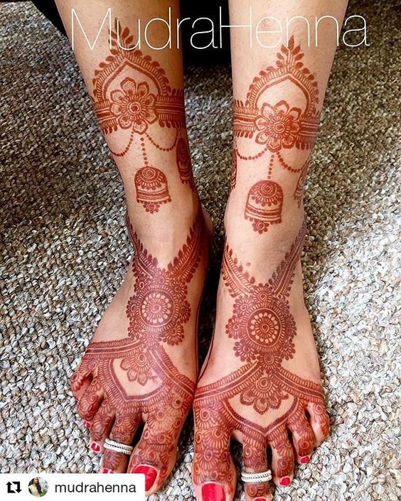 Pretty jimiki design mehndi for feet