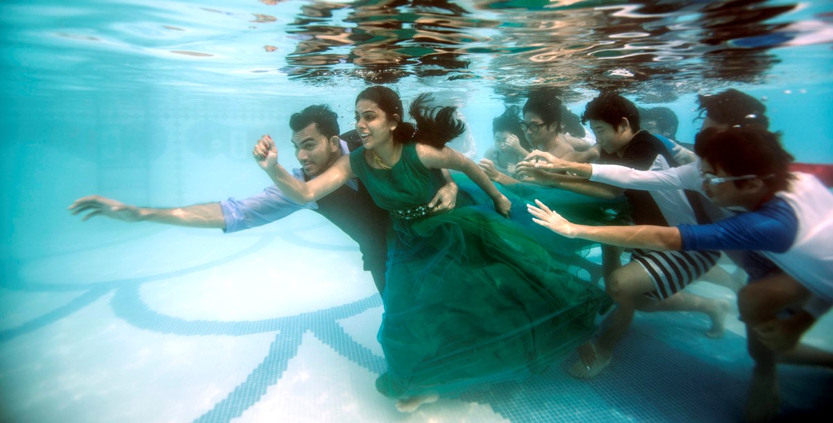 Couple portrait idea in swimming pool