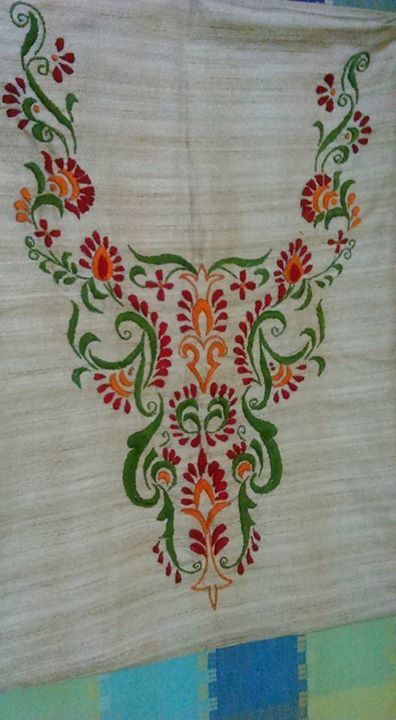 11.Sandal with Green creepers and red thilagam Embroidery Design