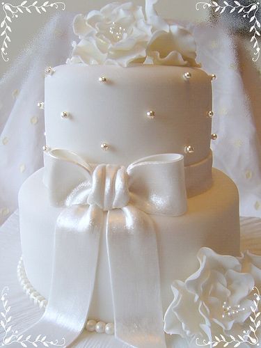 1.White Silk Bow Cake