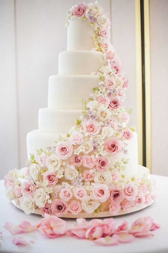 2.Inspiring Rose Wedding Cake