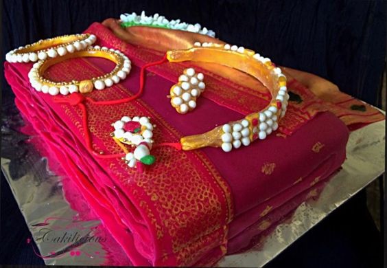 2.Traditional saree and Jewelry cake 