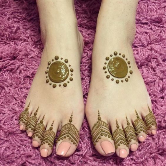 13.Simple traditional Leg henna design