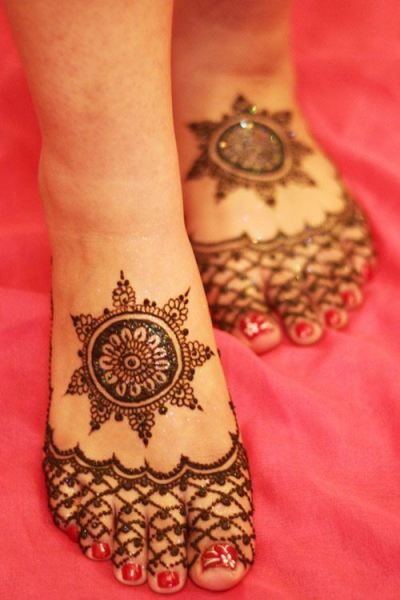 9.Round Glittering Leg Henna