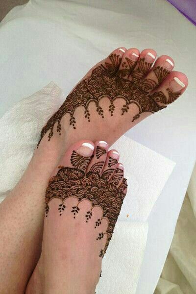 10.Curves and Dots Henna for leg