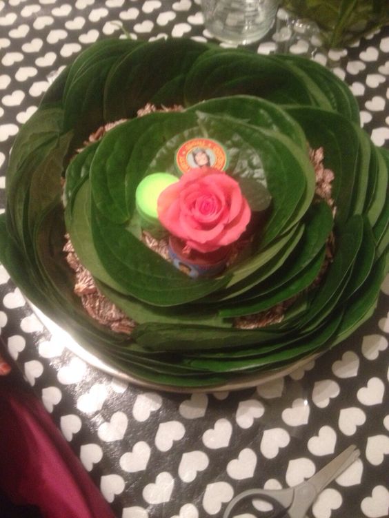 22.Rose like betel leave plate decoration