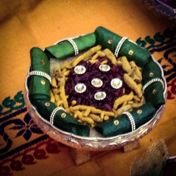 25.Simple and easy betel leaves plate decoration