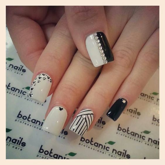 14.Stone black and white nail art 