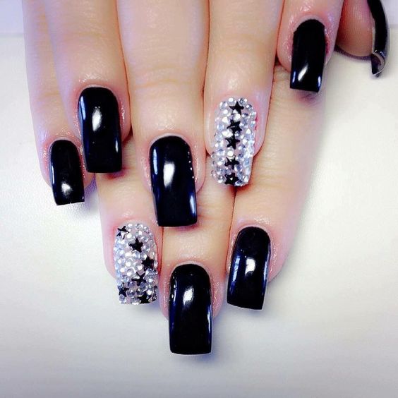 22.Star black and white nail art 