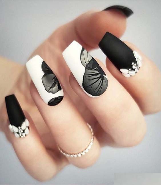 34.Black and white Flower nail art 