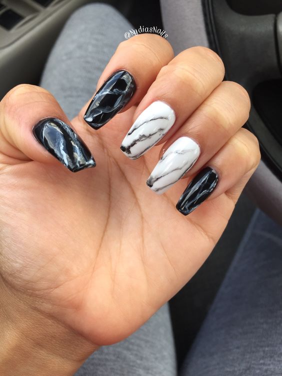35.Crackle Black and white nail art 