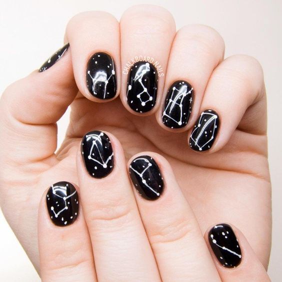 40.Black and white dots and lines nail art 