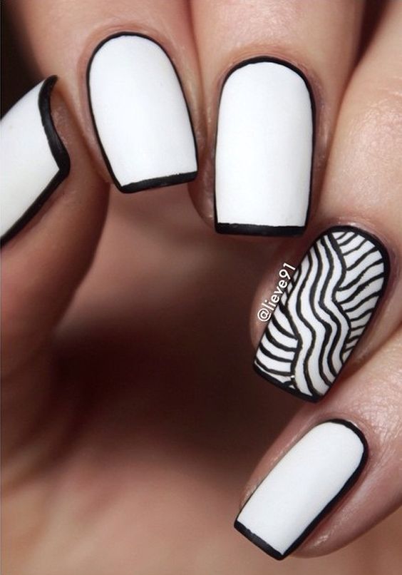 42.White and Black lines nail art 