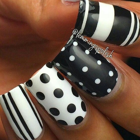 44.Contrast black and white nail art 