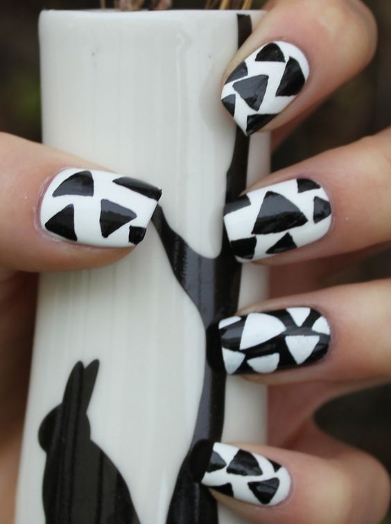45.Triangle black and white nail art 