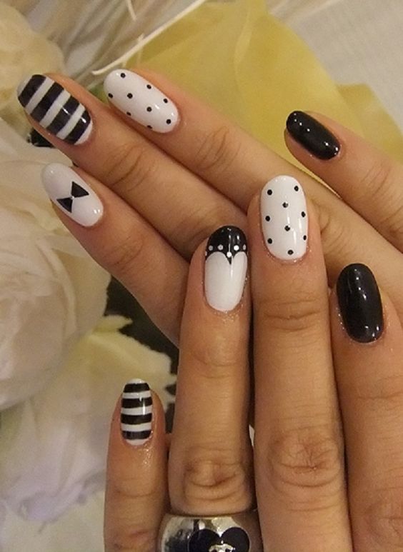 49.Minne Black and white nail art 