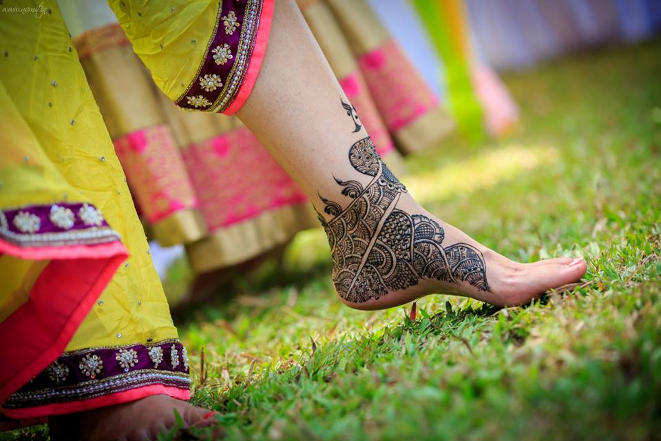Feet in Green Grass Mehndhi Design