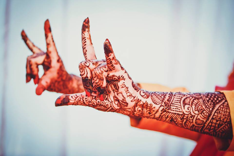 Mehndi pose 