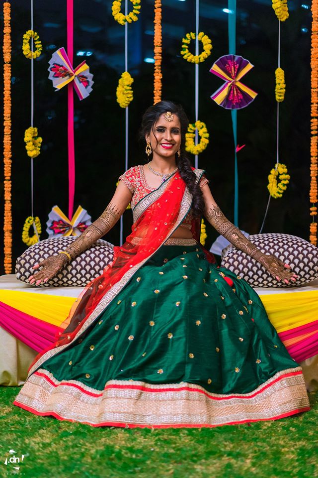 Bride showing her mehndi