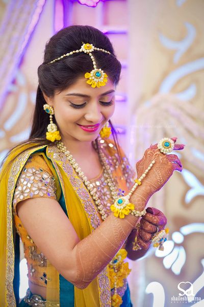 White yellow with blue flower jewelry