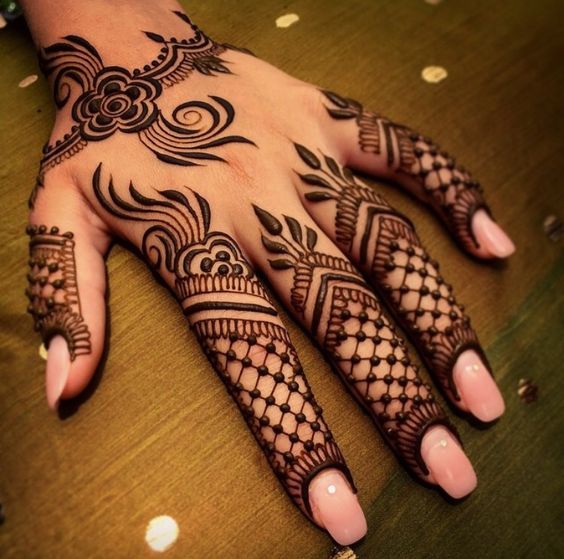 Checked trendy Mehndi design