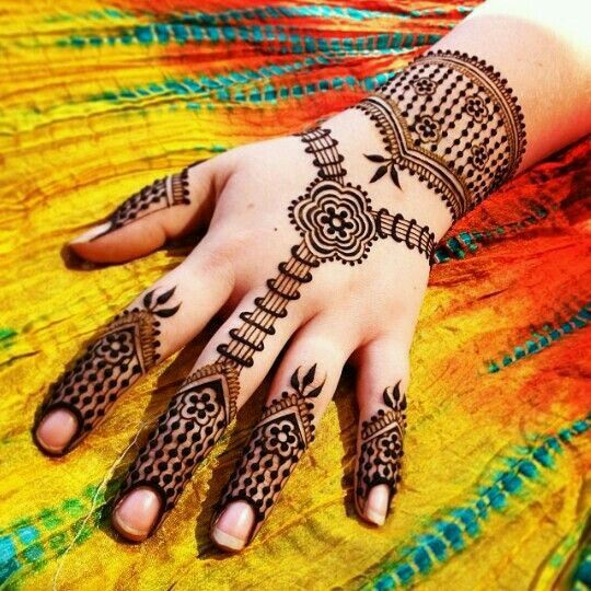 Simple dots Mehndi design