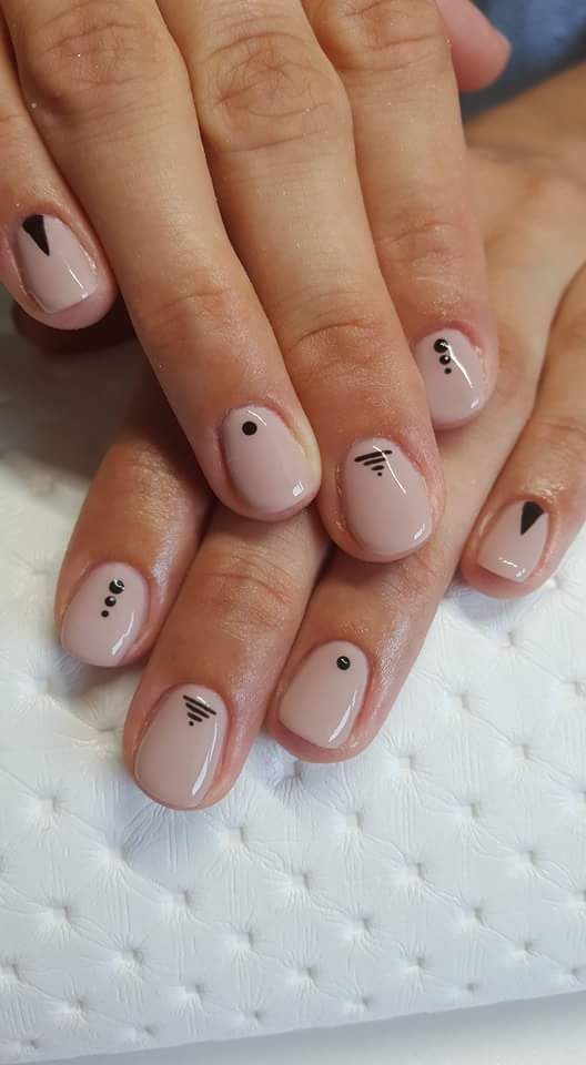 Minimalist Nail art 1