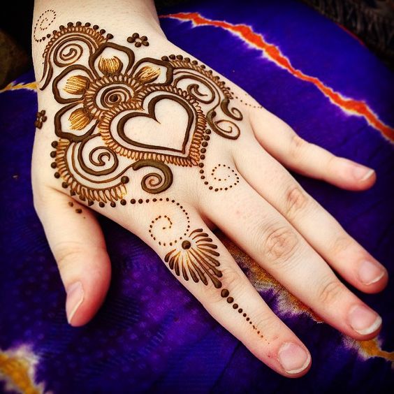 Heart shaped trendy Mehndi