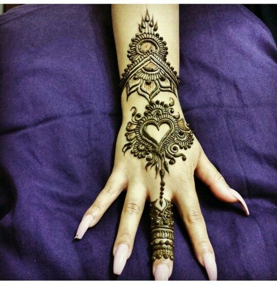 Trendy Heart shaped Mehndi Design