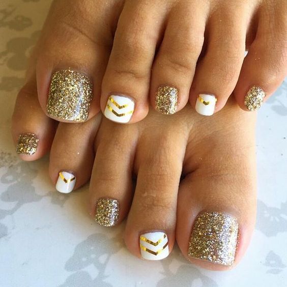 Golden Glittering Nail Art for Toe