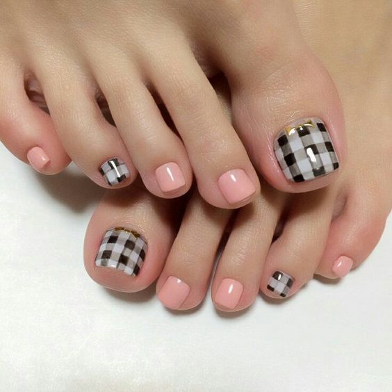 Black and White Checked Nail Art